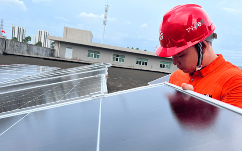 Installing Industrial Solar Panels for Businesses